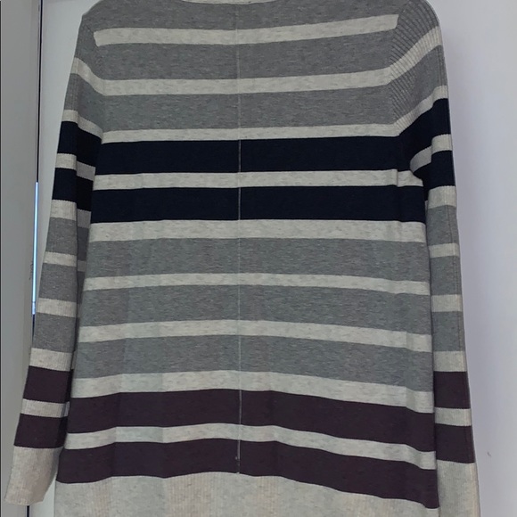 Sweater ,stitching that goes up front middle&back - Picture 8 of 9